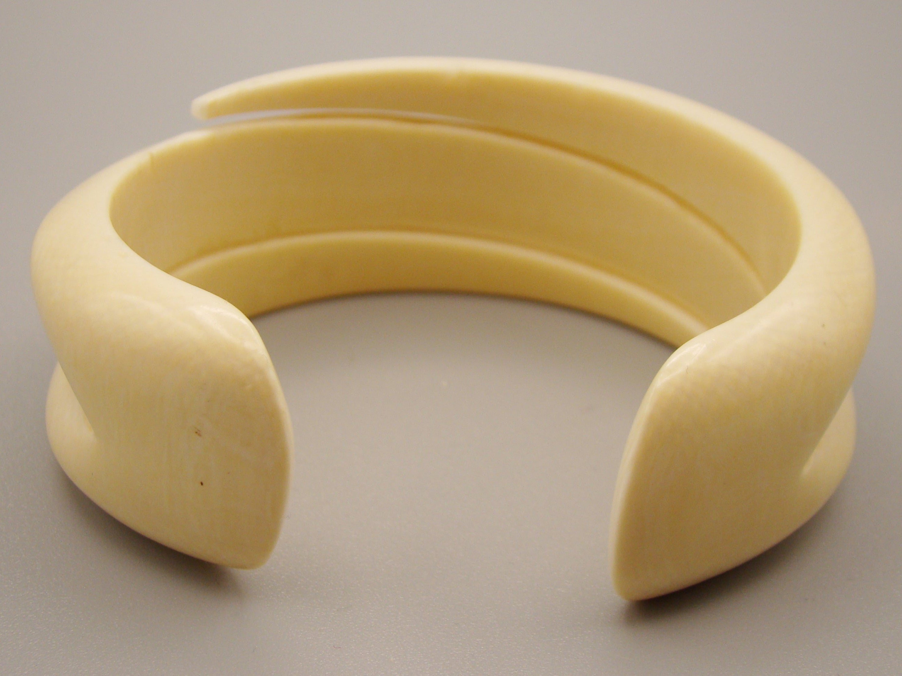 Antique Ivory, Natural Ivory, Ivory Bracelet, Mediterranean Ivory, handcarved Ivory, Asien Ivory, Elephant Ivory