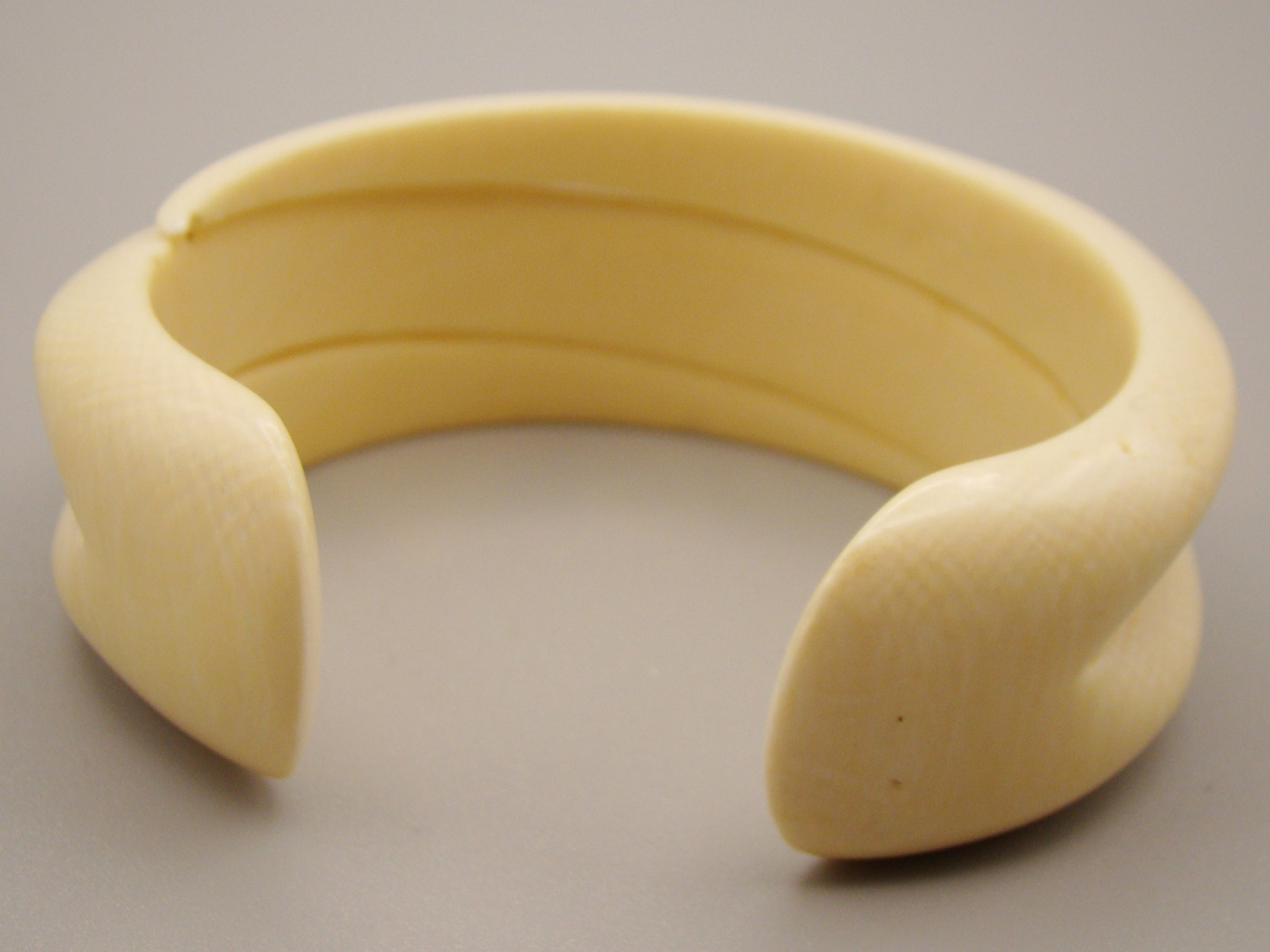 Antique Ivory, Natural Ivory, Ivory Bracelet, Mediterranean Ivory, handcarved Ivory, Asien Ivory, Elephant Ivory