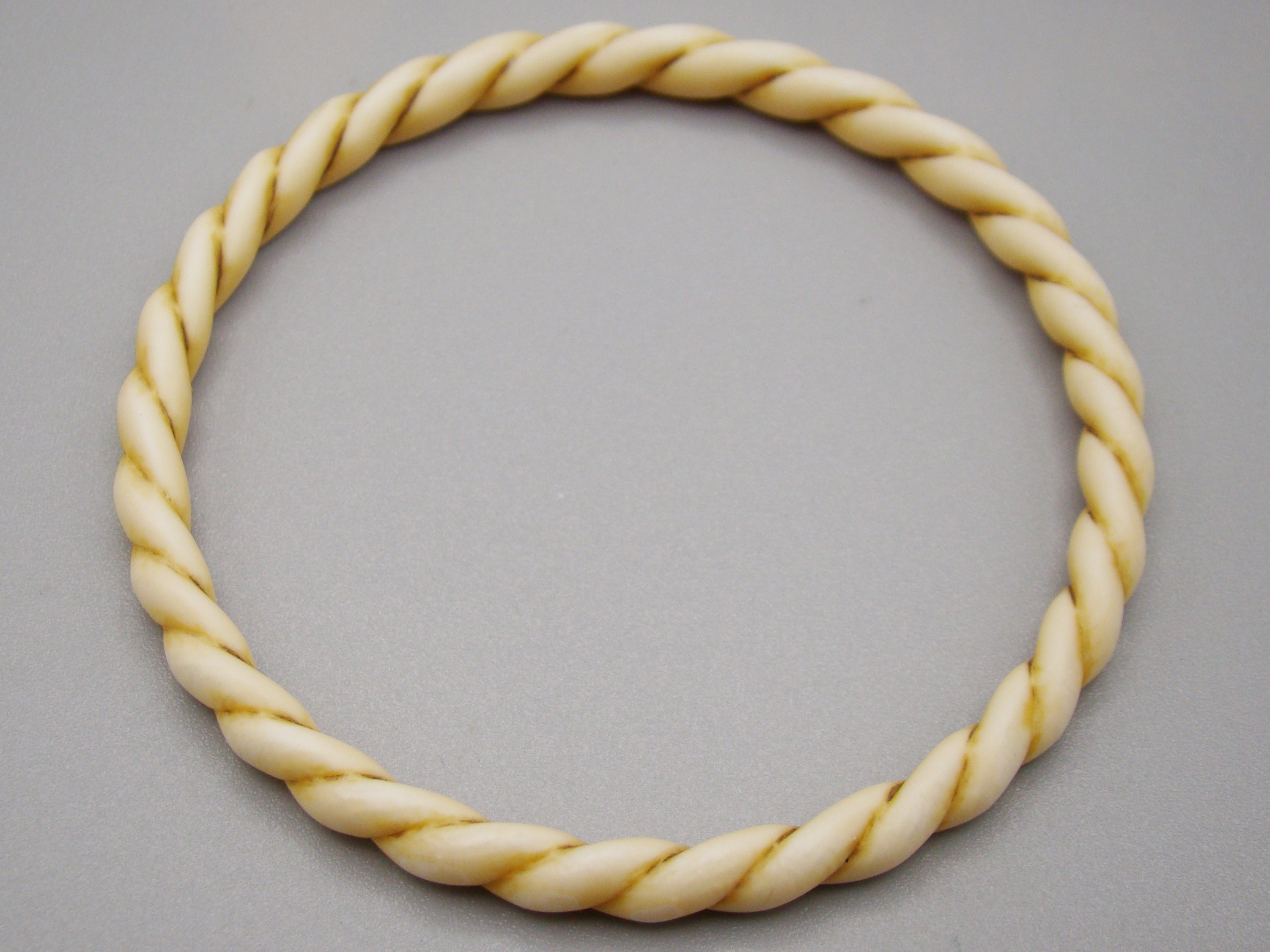 Antikt armband av naturligt elefantelfenben