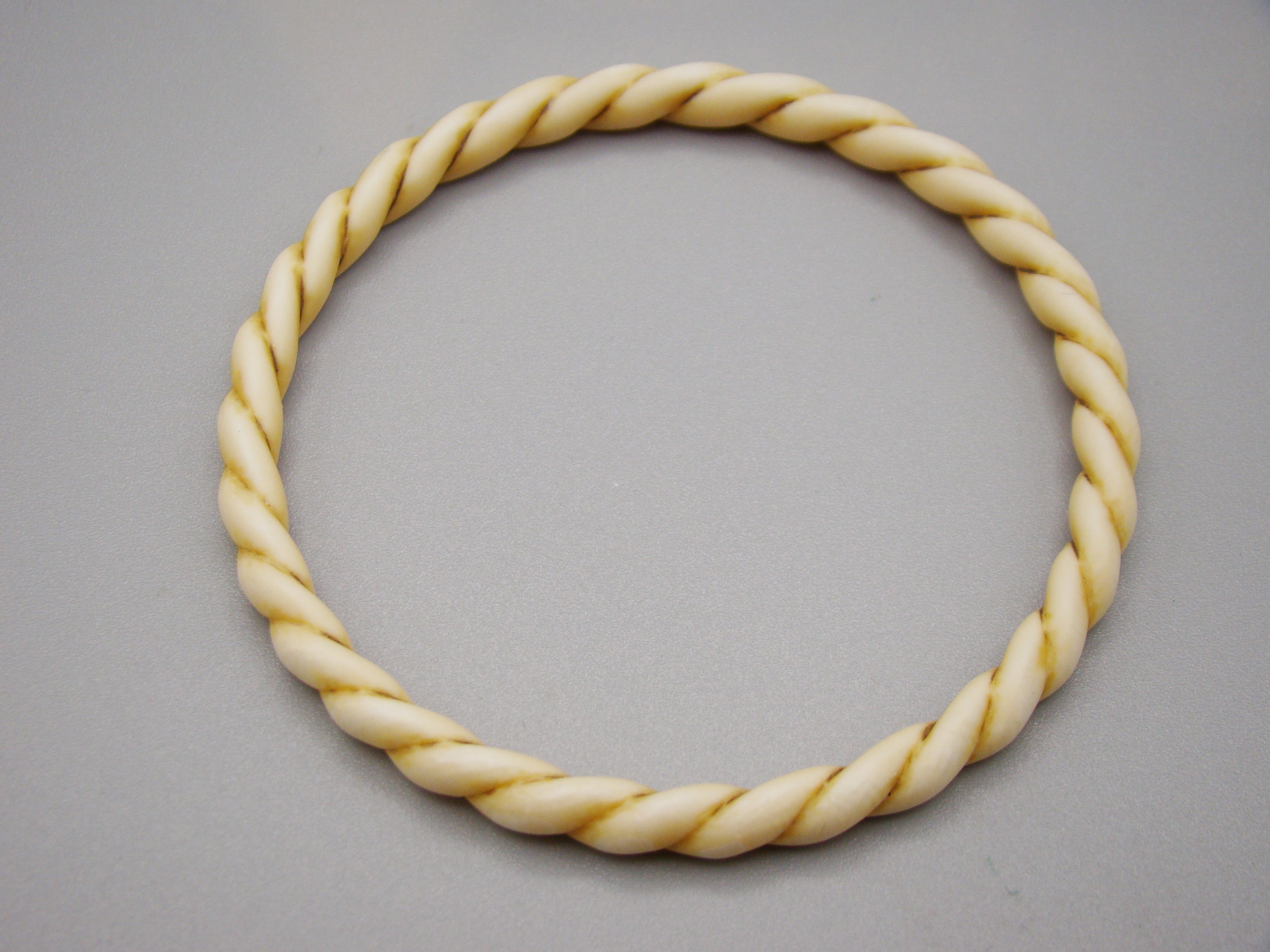 Antikt armband av naturligt elefantelfenben