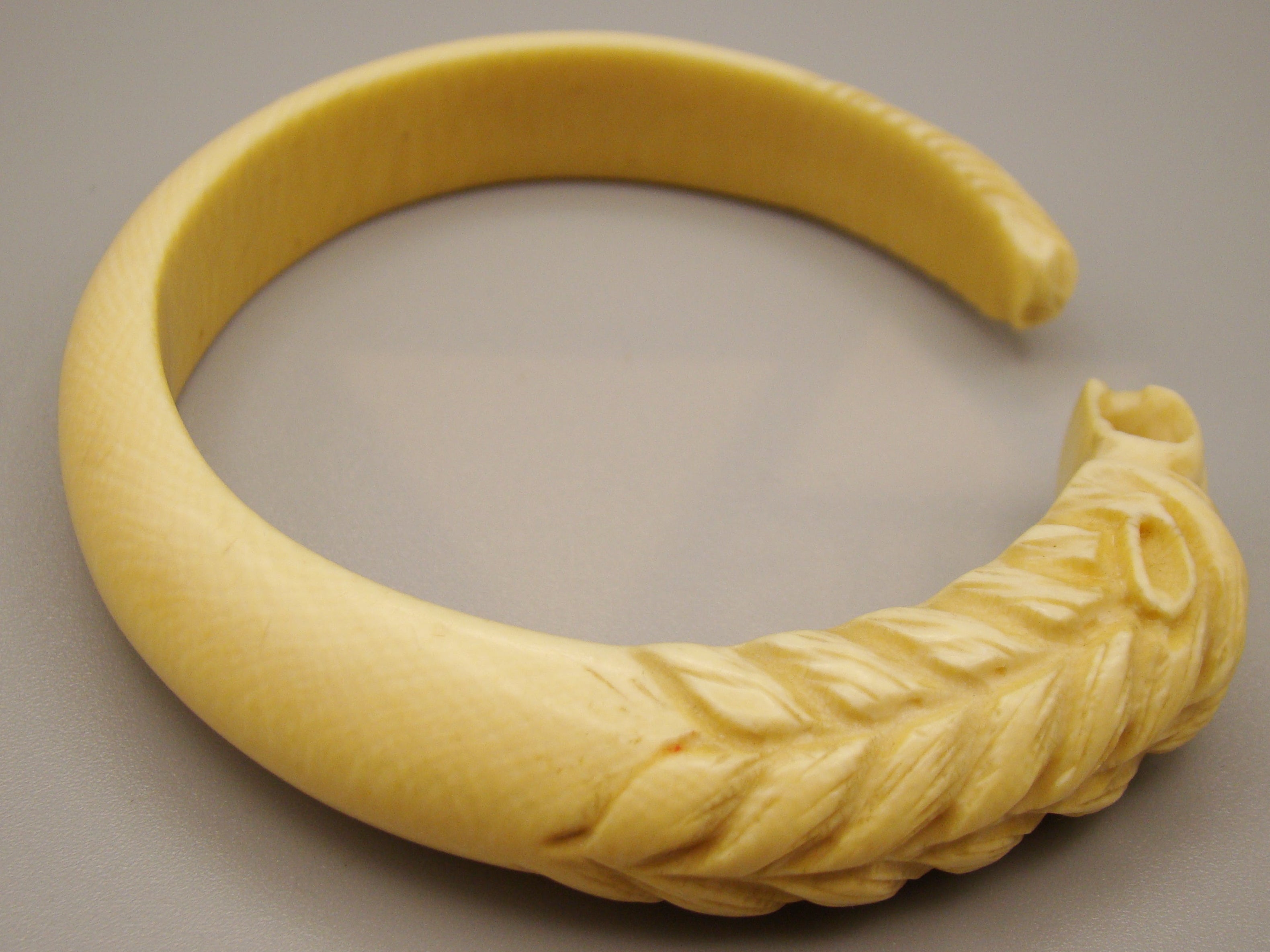 Antique Ivory, Natural Ivory, Ivory Bracelet, Mediterranean Ivory, handcarved Ivory, Asien Ivory, Elephant Ivory