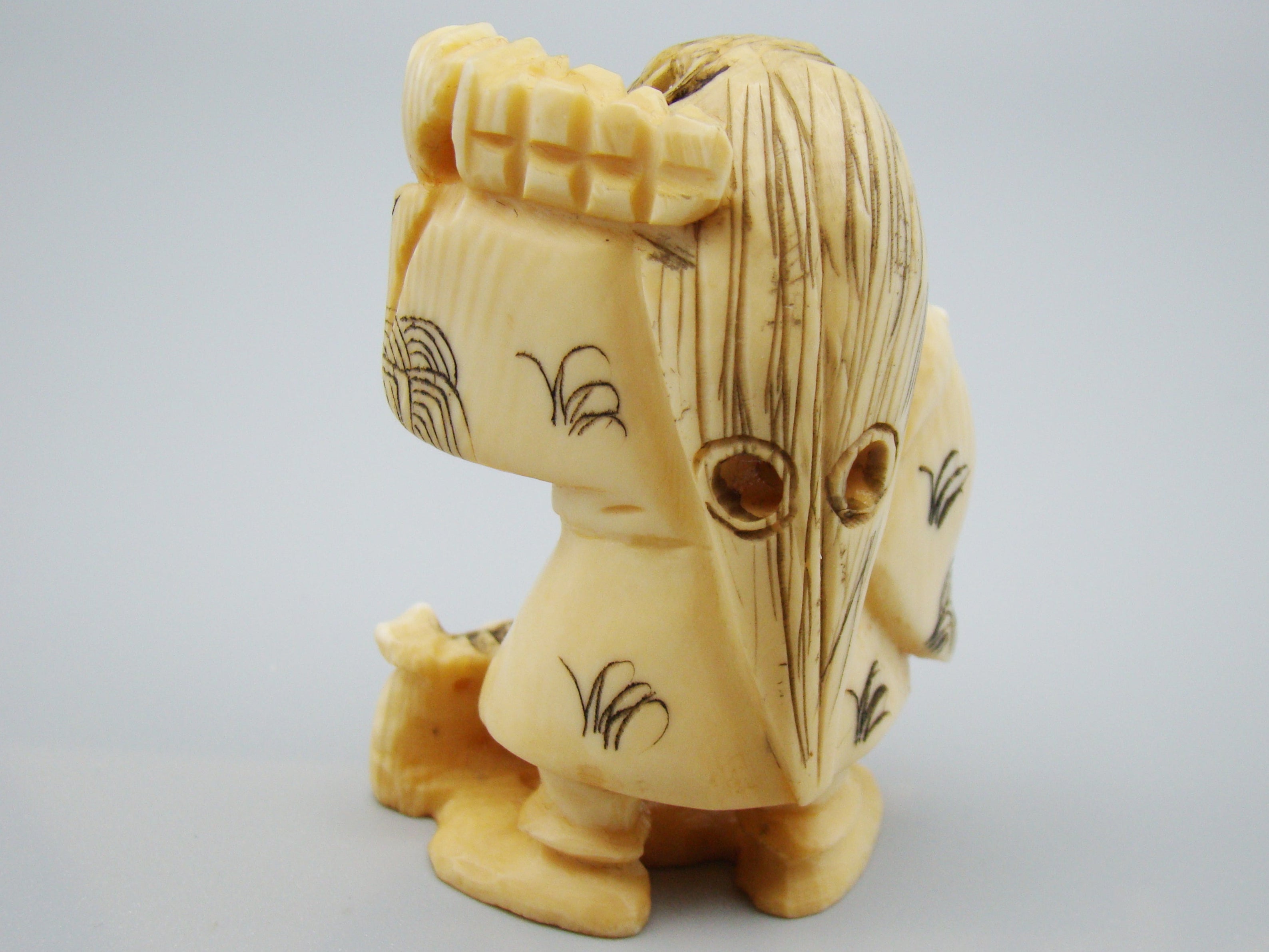Antique Natural Elephant Ivory Figur - Handcarved - Netsuke Signed - Japan - Kingdom of Antique Arts