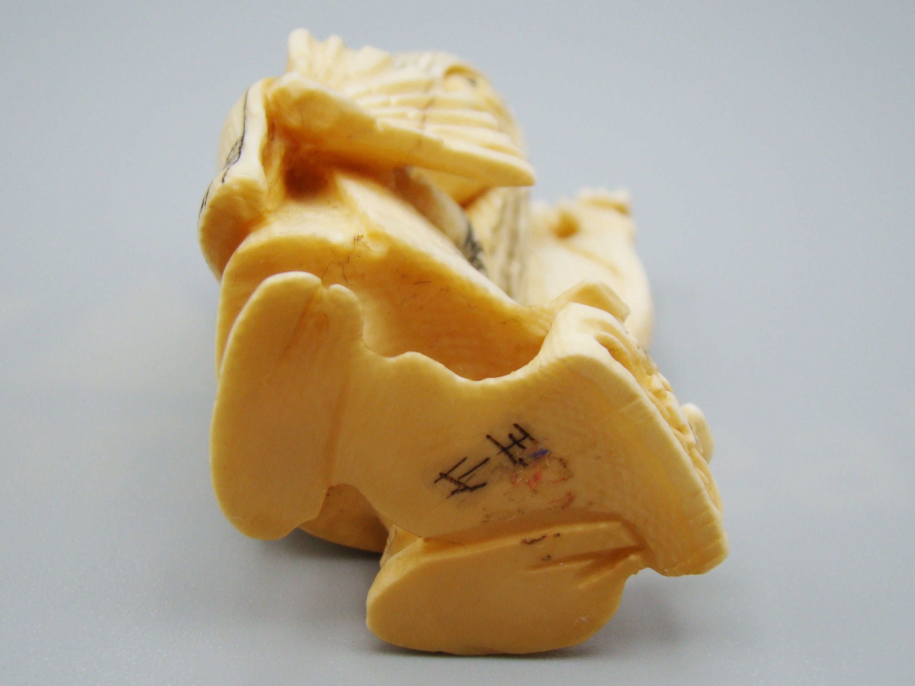 Antique Natural Elephant Ivory Figur - Handcarved - Netsuke Signed - Japan - Kingdom of Antique Arts