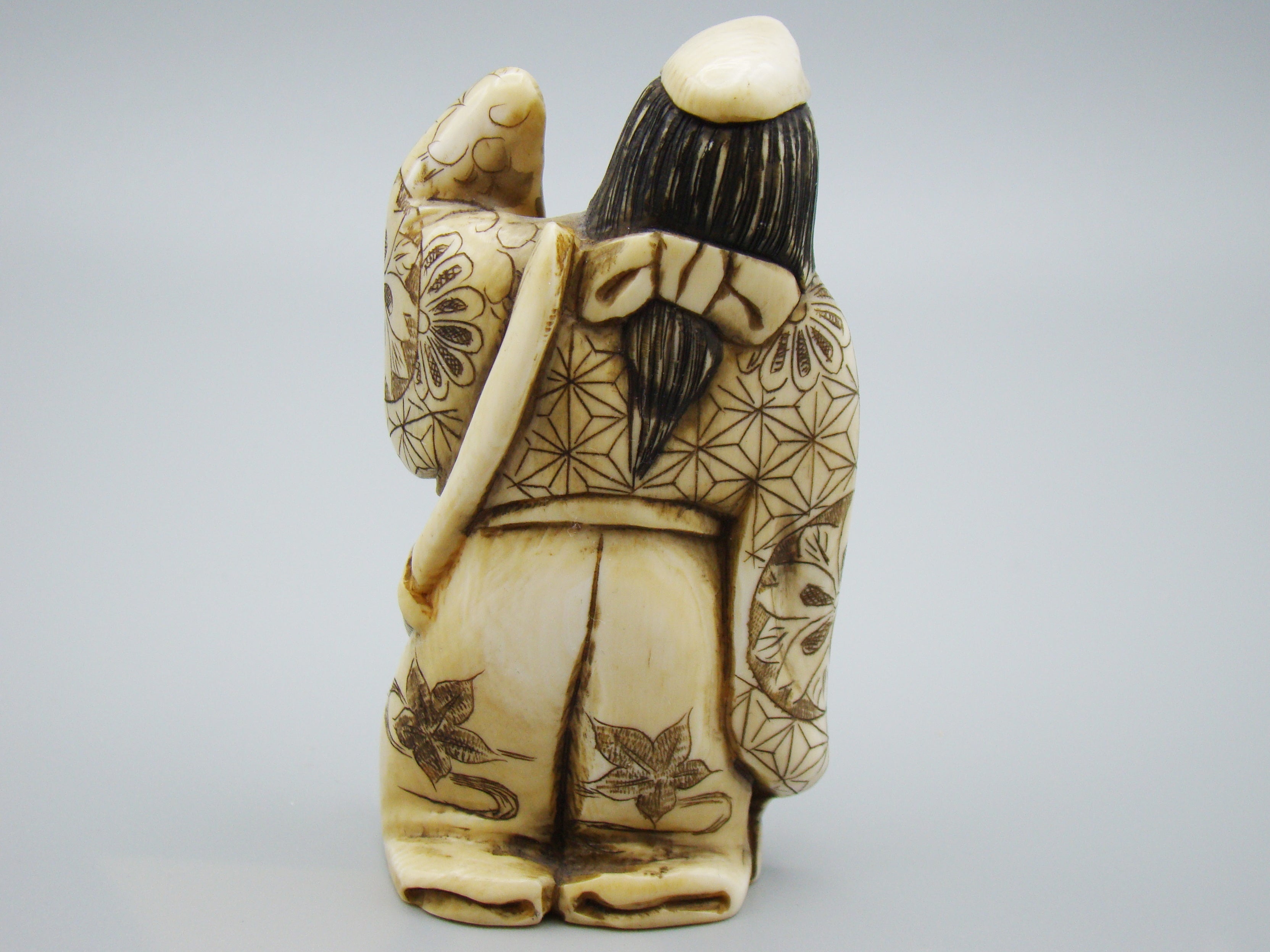 Antique Natural Elephant Ivory Figur - Handcarved - Netsuke Signed - Japan - Kingdom of Antique Arts