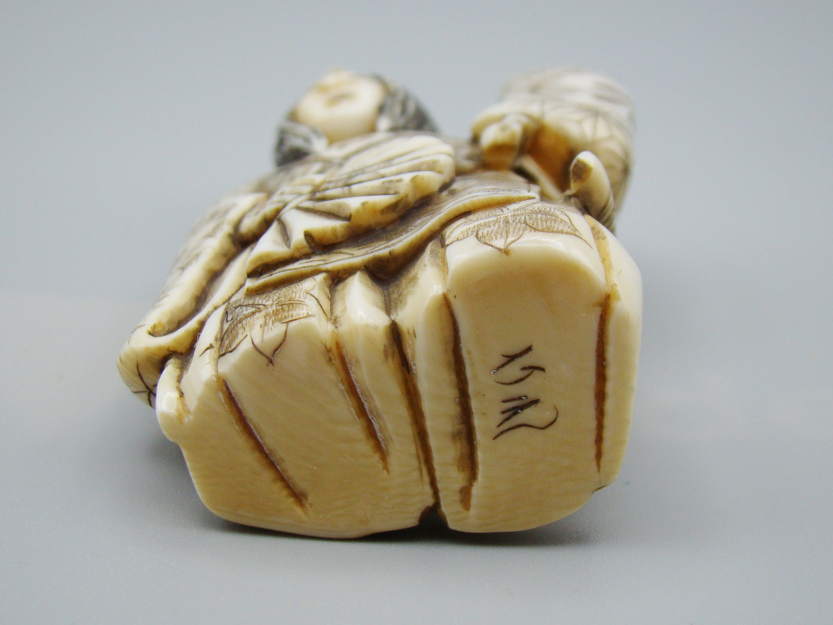 Antique Natural Elephant Ivory Figur - Handcarved - Netsuke Signed - Japan - Kingdom of Antique Arts