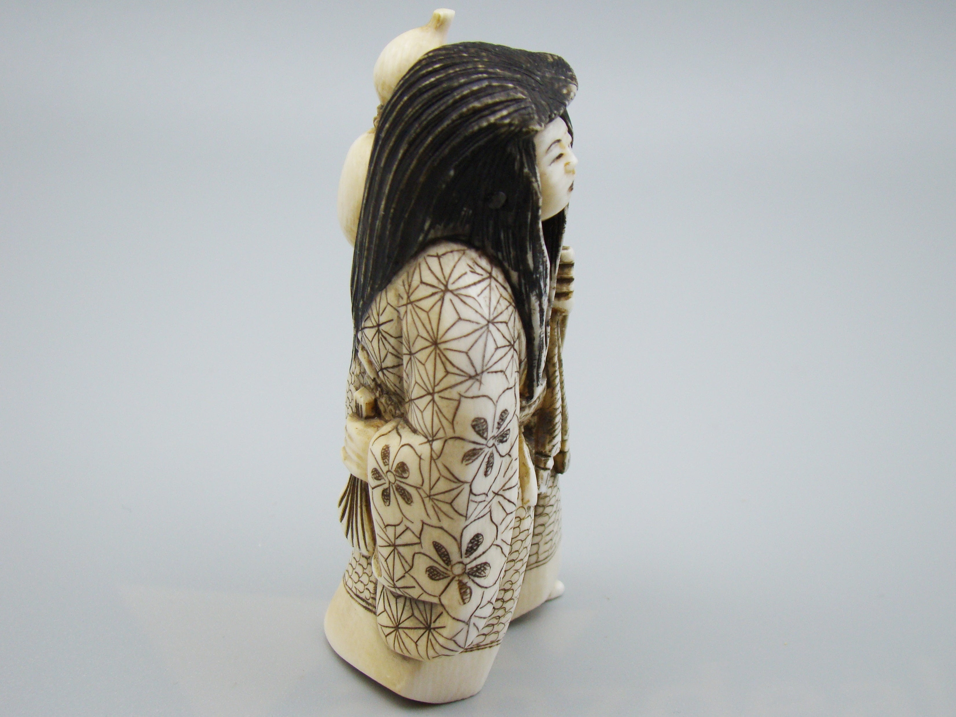Antique Natural Elephant Ivory Figur - Handcarved - Netsuke Signed - Japan - Kingdom of Antique Arts
