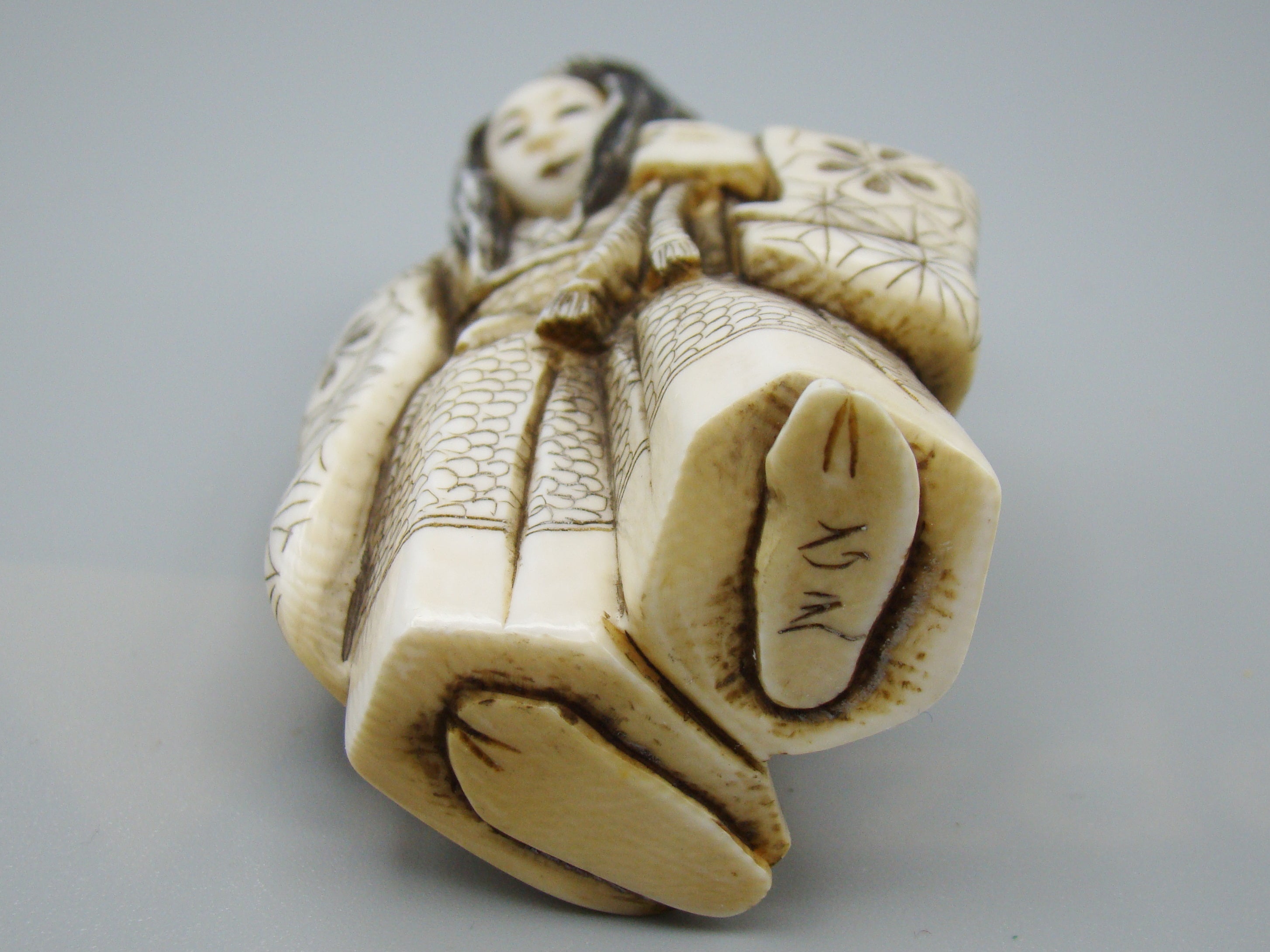 Antique Natural Elephant Ivory Figur - Handcarved - Netsuke Signed - Japan - Kingdom of Antique Arts