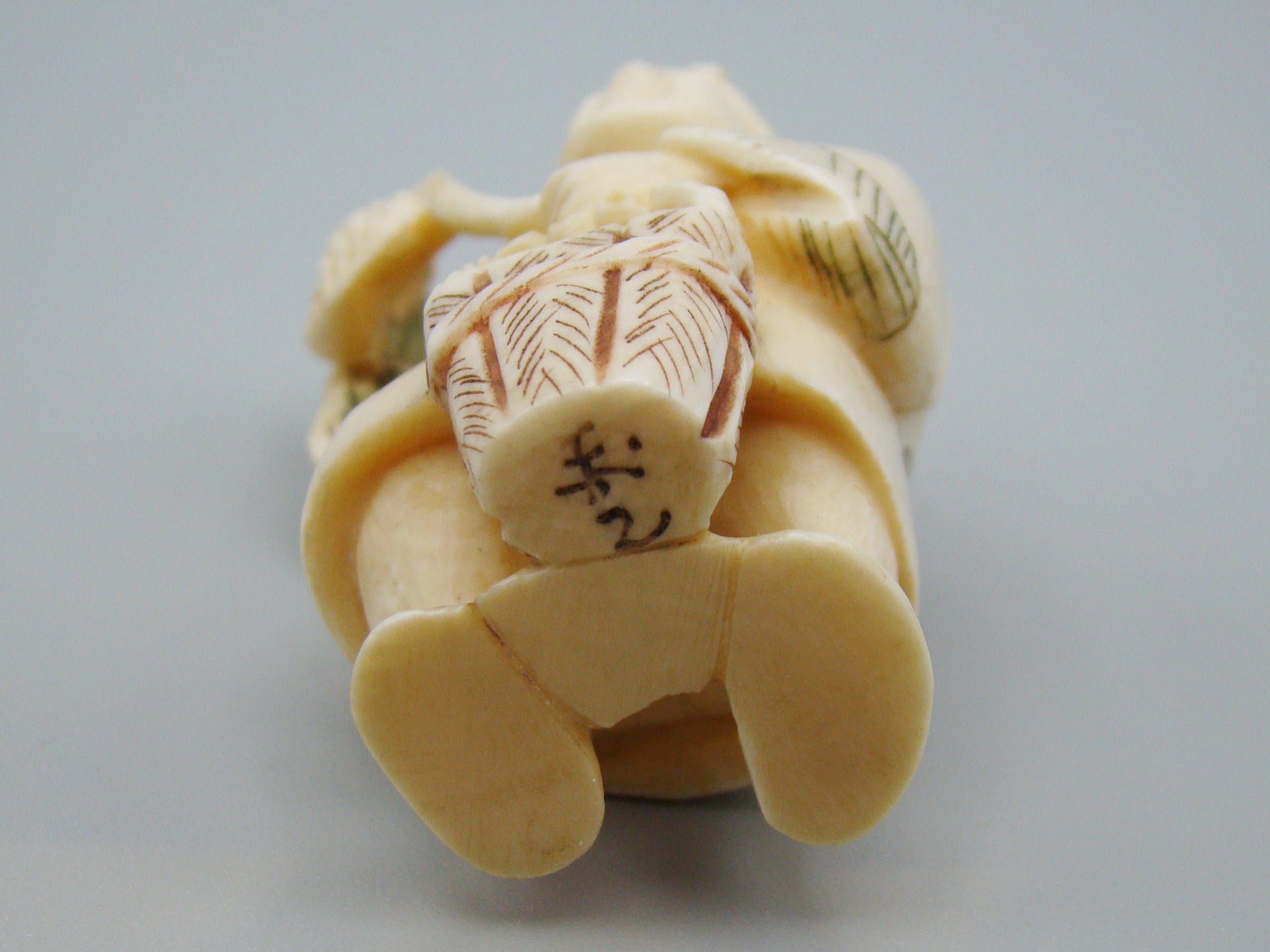 Antique Natural Elephant Ivory Figur - Handcarved - Netsuke Signed - Japan - Kingdom of Antique Arts