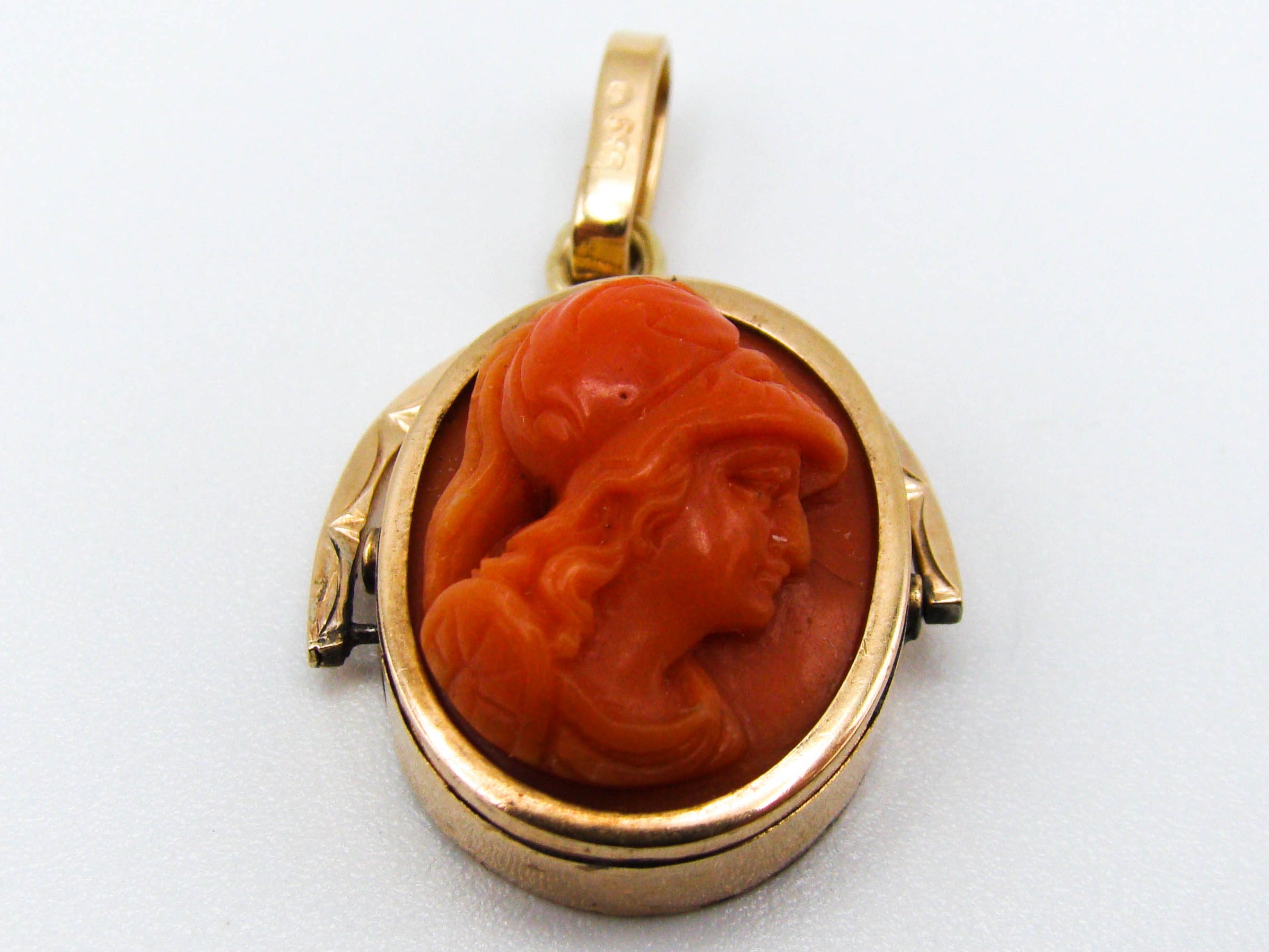antique coral, natural coral, undyed coral, dark red coral, blood red coral, Italian coral, pacific coral, Sardinian Coral, sea coral, Mediterranean coral, Mediterranean red, Mediterranean pendant, coral pendant, 14 karat gold