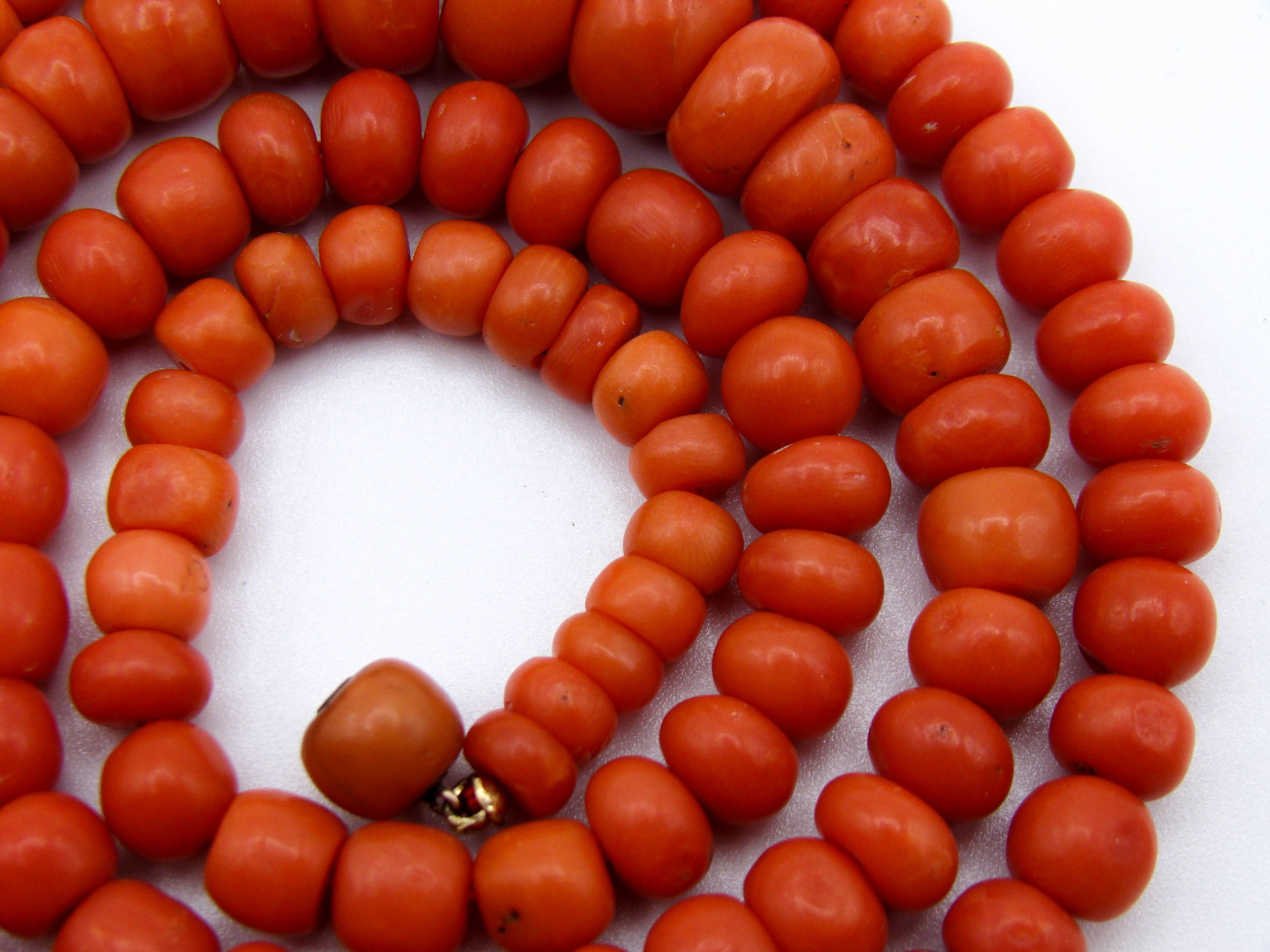 antique coral, natural coral, undyed coral, dark red coral, blood red coral, Italian coral, pacific coral, Sardinian Coral, sea coral, Mediterranean coral, Mediterranean red, Mediterranean chain, Mediterranean necklace, coral chain, coral necklace, 9 karat gold clasp