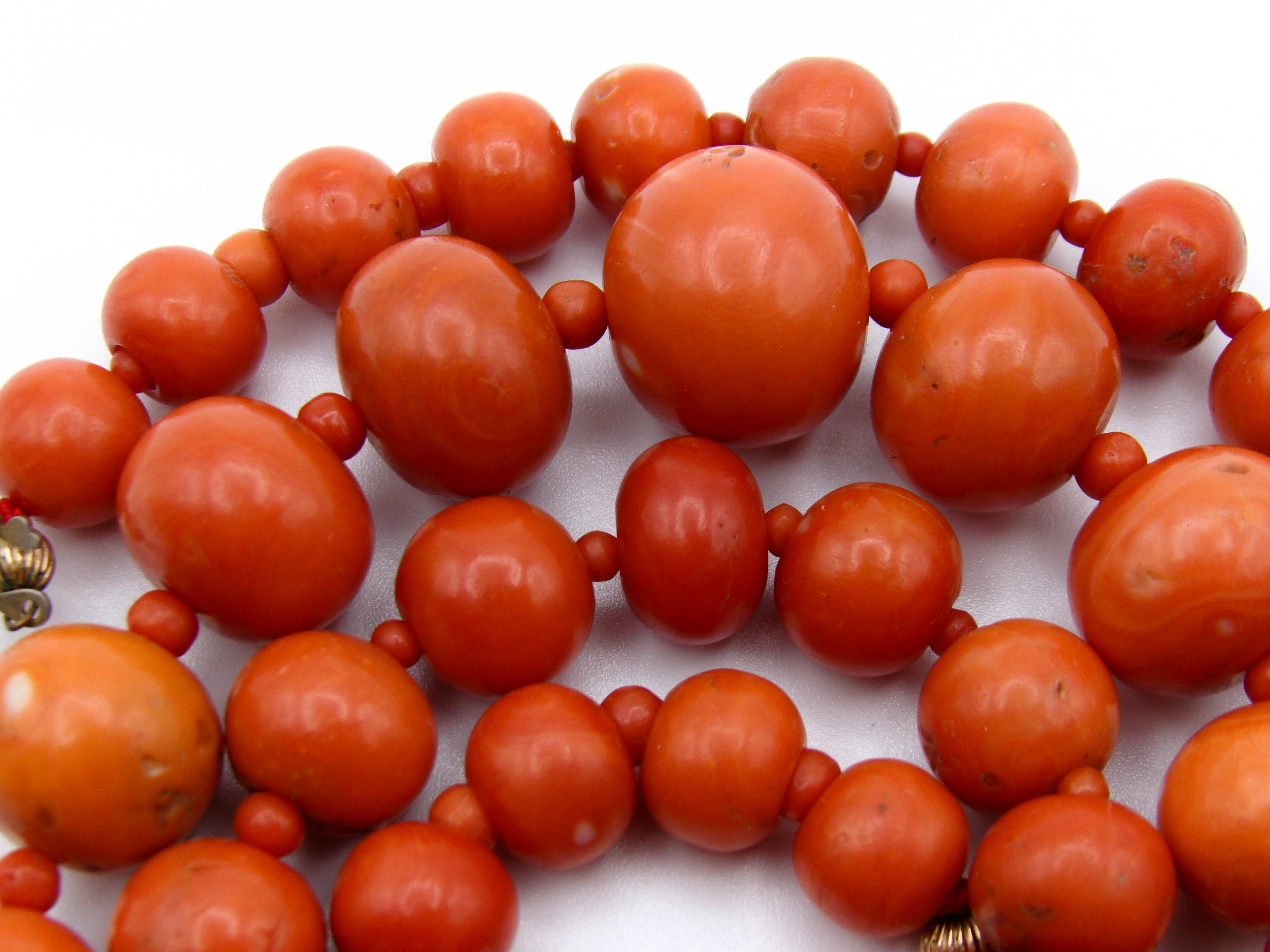 antique coral, natural coral, undyed coral, dark momo orange coral, Italian coral, pacific coral, Sardinian Coral sea coral, momo coral, Mediterranean chain, Mediterranean necklace, 9 karat gold clasp, momo coral