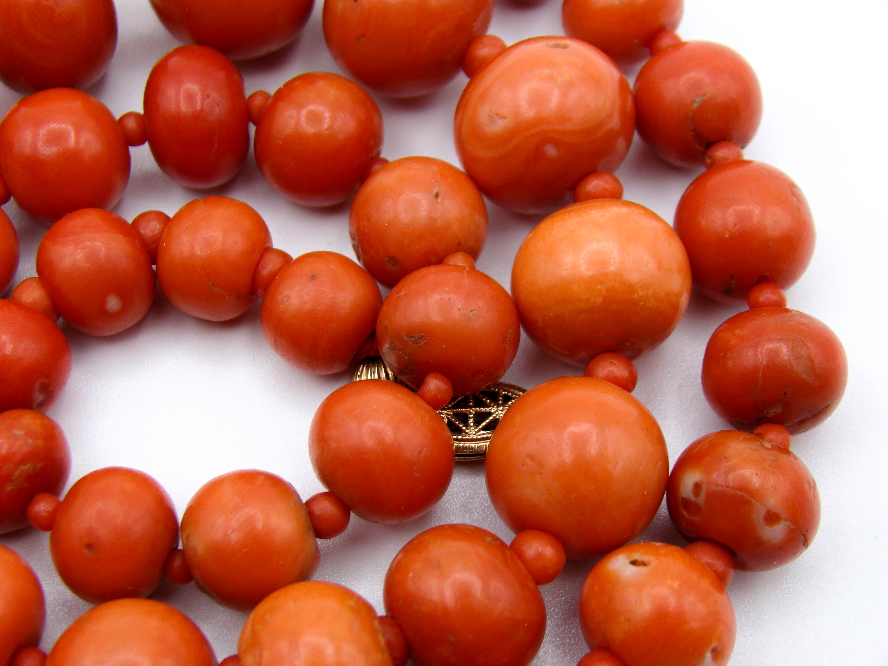 antique coral, natural coral, undyed coral, dark momo orange coral, Italian coral, pacific coral, Sardinian Coral sea coral, momo coral, Mediterranean chain, Mediterranean necklace, 9 karat gold clasp, momo coral