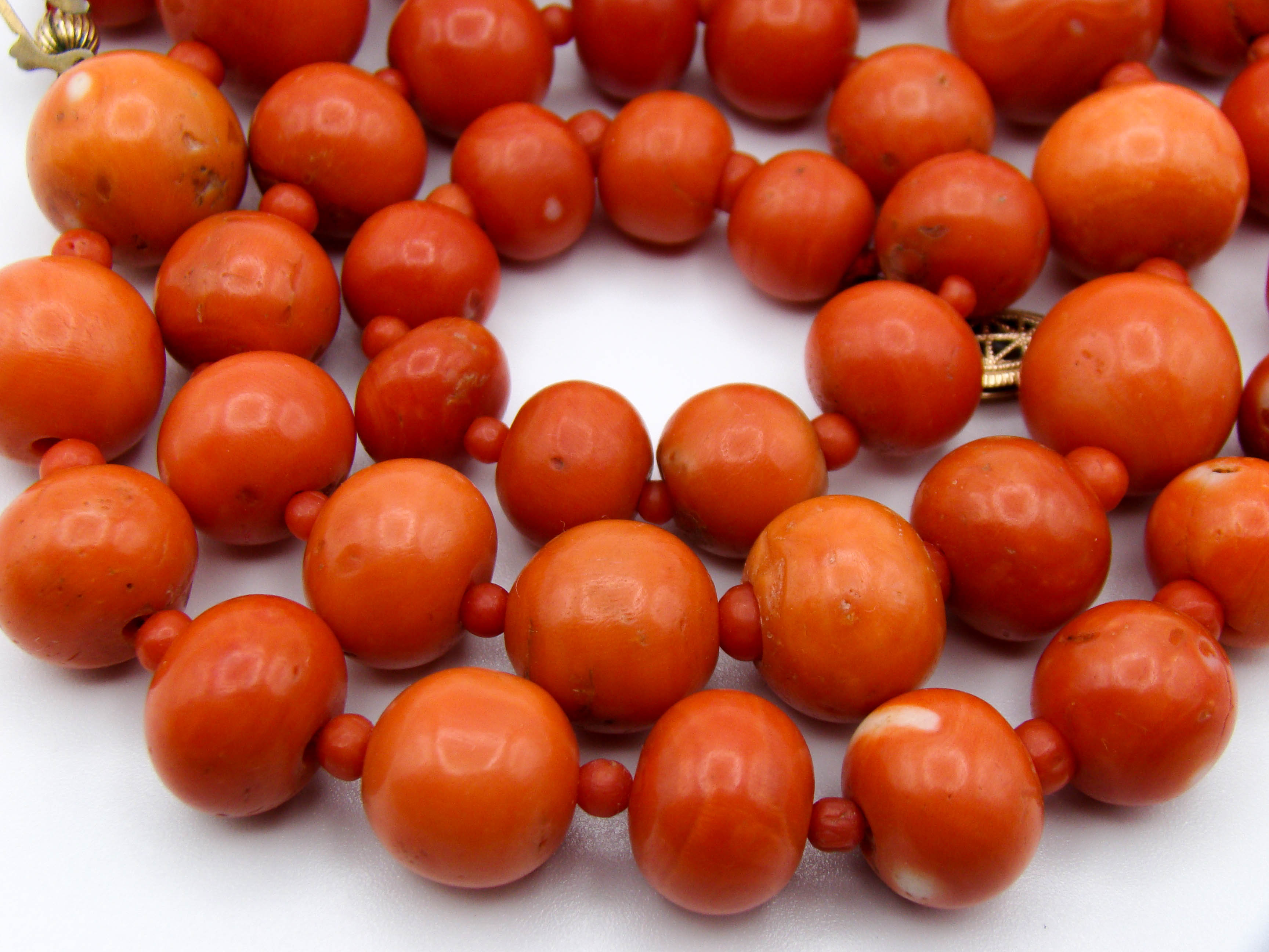 antique coral, natural coral, undyed coral, dark momo orange coral, Italian coral, pacific coral, Sardinian Coral sea coral, momo coral, Mediterranean chain, Mediterranean necklace, 9 karat gold clasp, momo coral