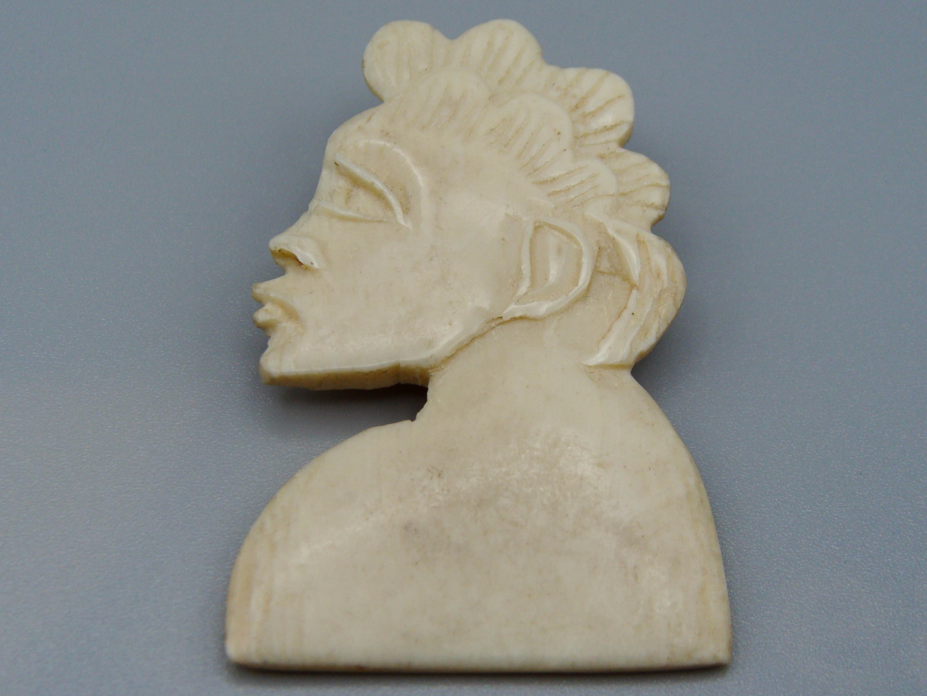 Antique Ivory, Natural Ivory, Ivory Brooch, Mediterranean Ivory, handcarved Ivory, Asien Ivory, Elephant Ivory
