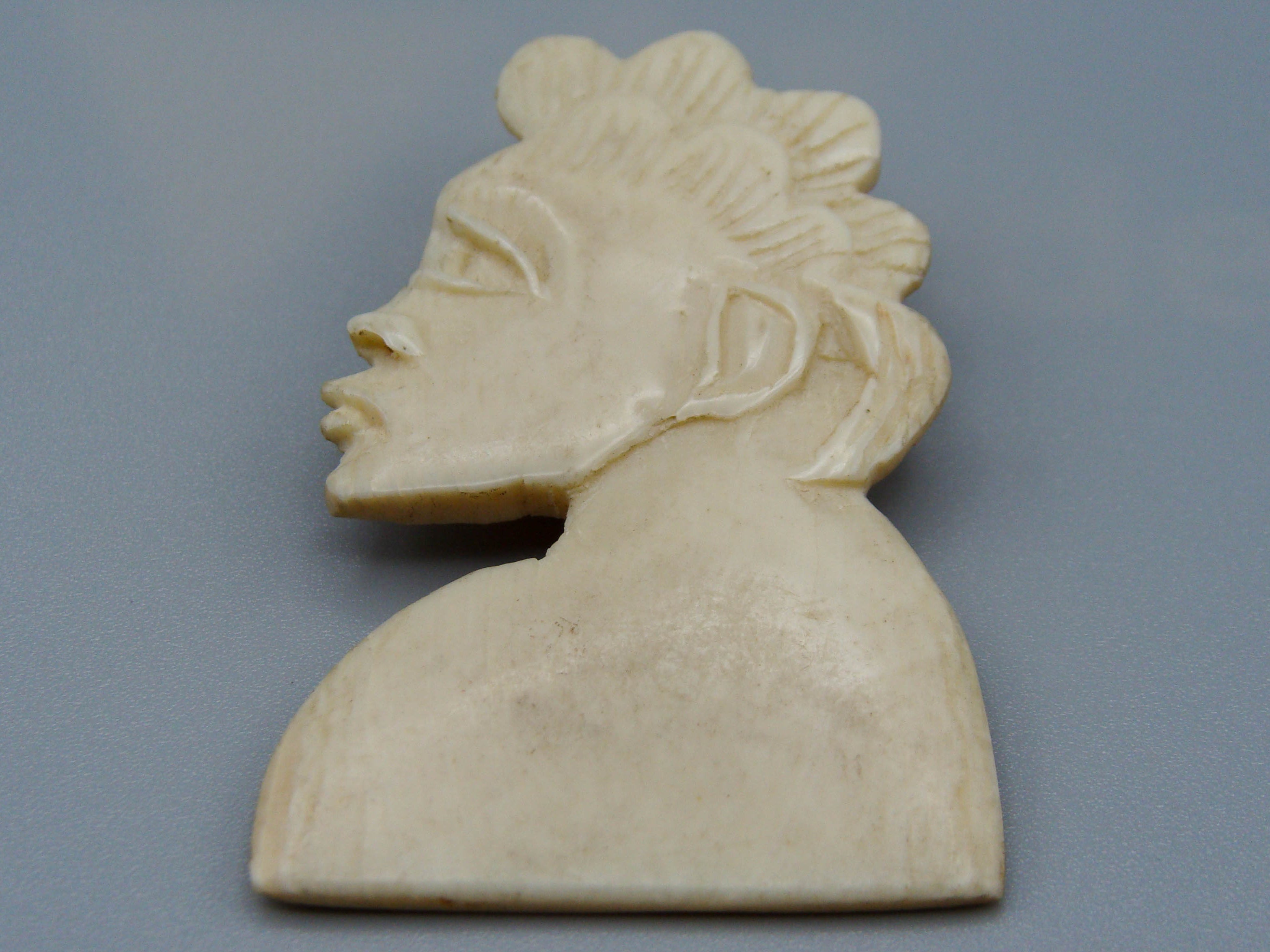 Antique Ivory, Natural Ivory, Ivory Brooch, Mediterranean Ivory, handcarved Ivory, Asien Ivory, Elephant Ivory