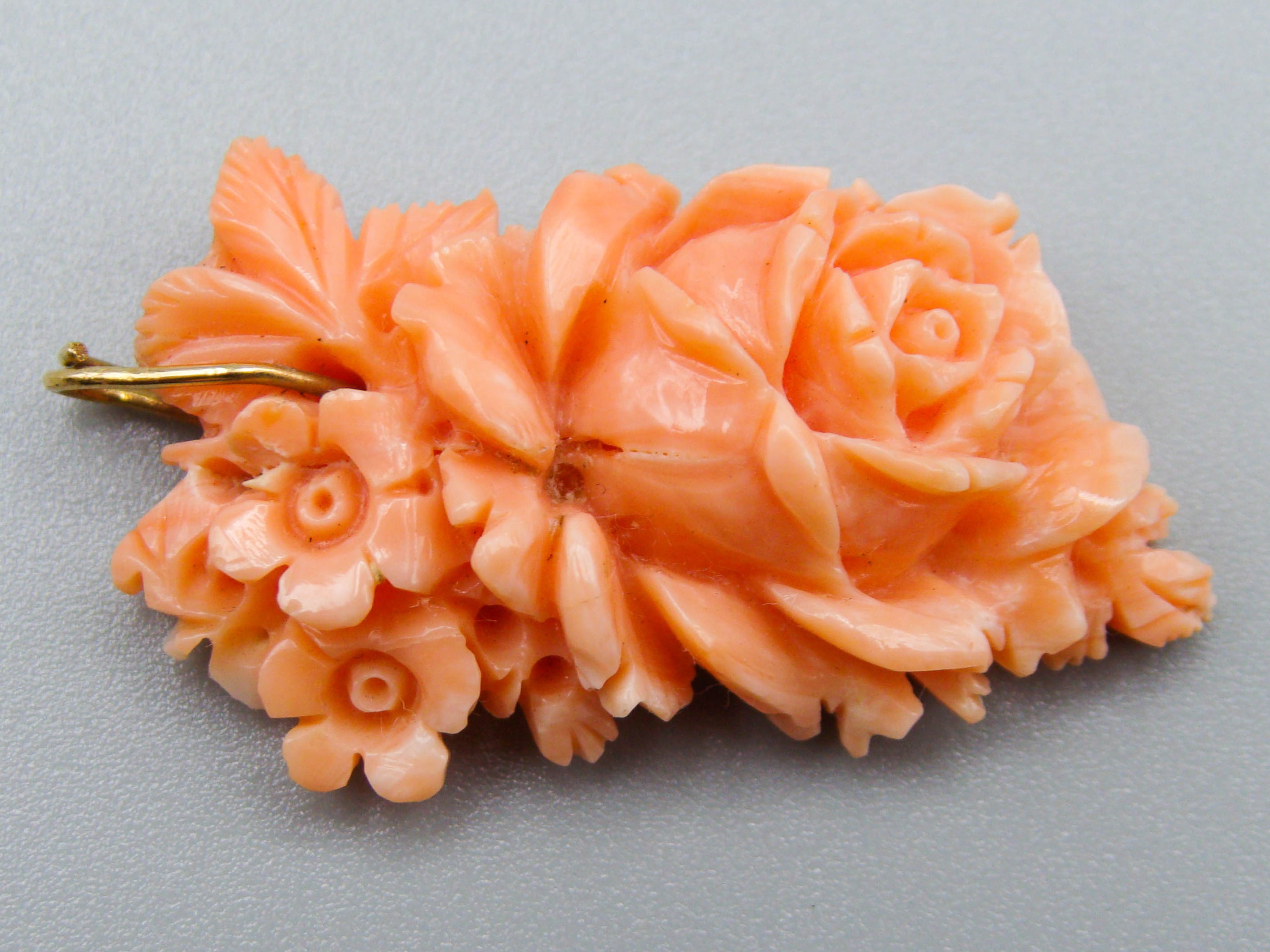 antique coral, natural coral, undyed coral, Salmon coral, Italian coral, pacific coral, Sardinian Coral, sea coral, Mediterranean coral, Mediterranean Cameo, Mediterranean Salmon, coral Pendant, Asien coral, Asien Pendant, handcarved coral, salmon coral, 10 Karat Gold