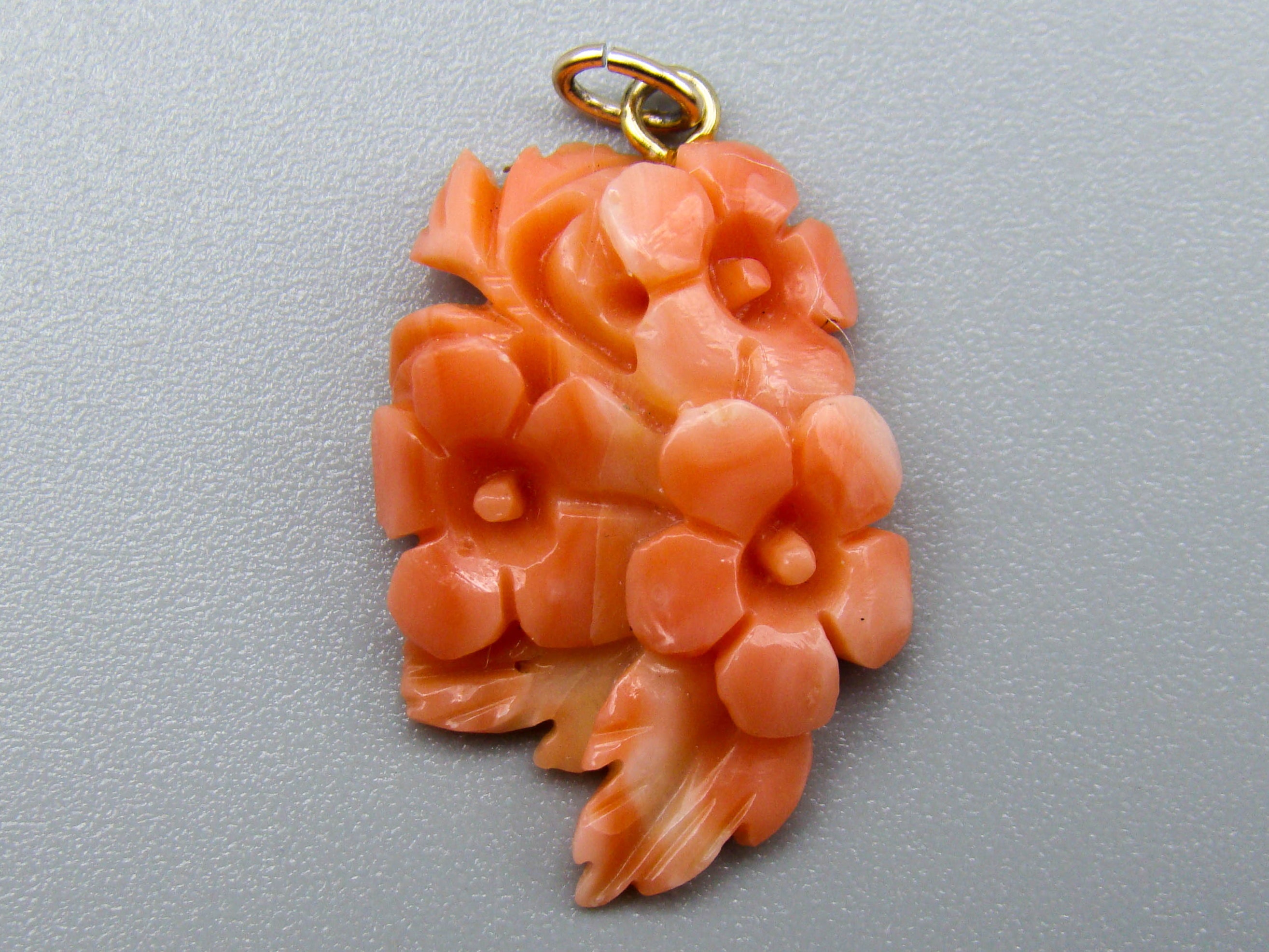 antique coral, natural coral, undyed coral, momo salmon coral, Italian coral, pacific coral, Sardinian Coral, sea coral, Mediterranean coral, Mediterranean Pendant, coral Pendant, Asien coral, Asien Pendant, handcarved coral, momo salmon coral Pendant