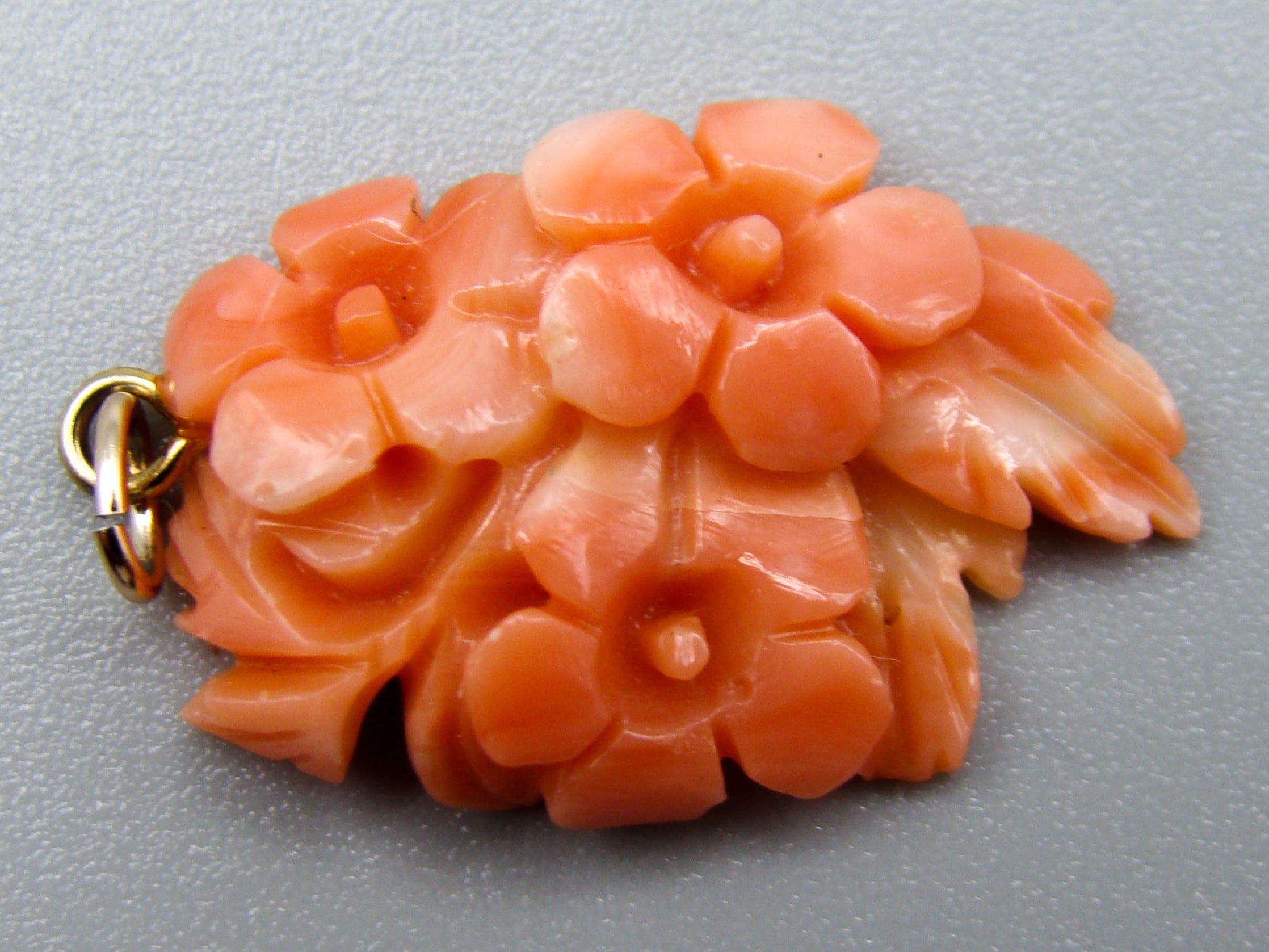 antique coral, natural coral, undyed coral, momo salmon coral, Italian coral, pacific coral, Sardinian Coral, sea coral, Mediterranean coral, Mediterranean Pendant, coral Pendant, Asien coral, Asien Pendant, handcarved coral, momo salmon coral Pendant