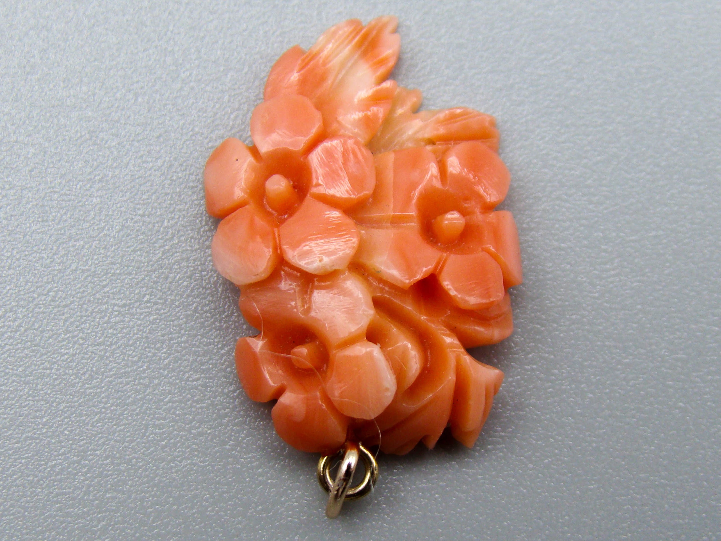 antique coral, natural coral, undyed coral, momo salmon coral, Italian coral, pacific coral, Sardinian Coral, sea coral, Mediterranean coral, Mediterranean Pendant, coral Pendant, Asien coral, Asien Pendant, handcarved coral, momo salmon coral Pendant