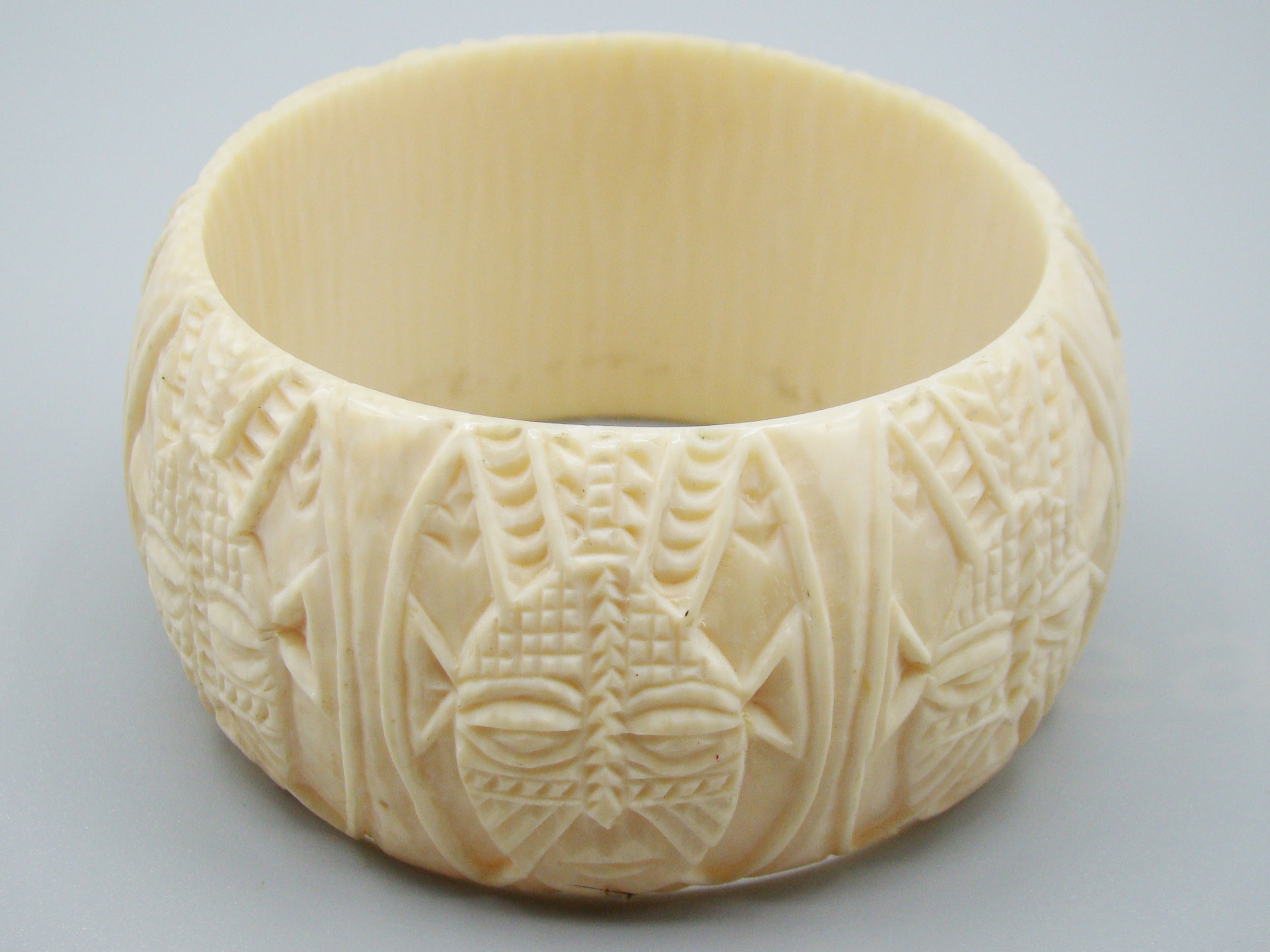 Antique Ivory, Natural Ivory, Ivory Bracelet, Mediterranean Ivory, handcarved Ivory, Asien Ivory, Elephant Ivory