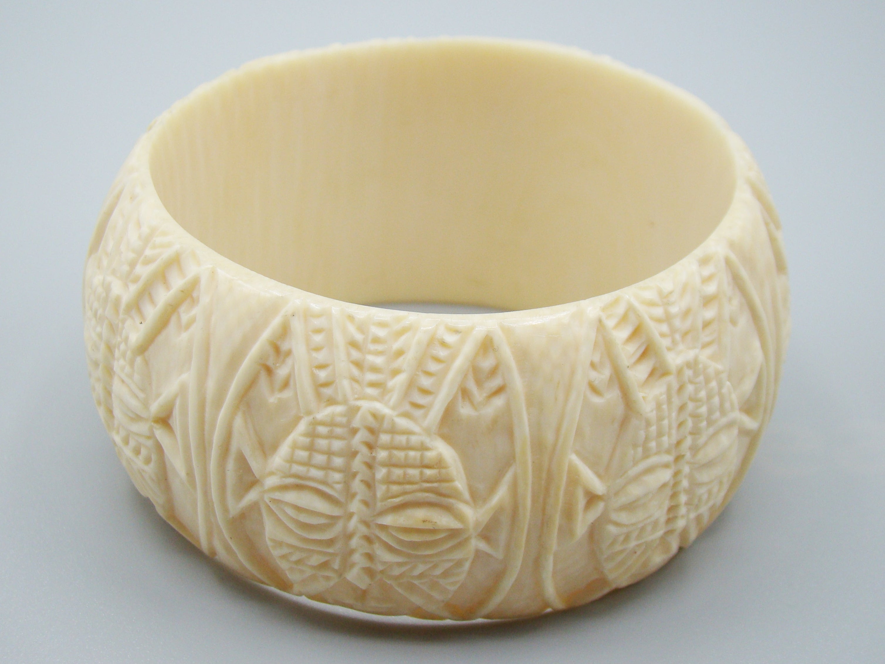 Antique Ivory, Natural Ivory, Ivory Bracelet, Mediterranean Ivory, handcarved Ivory, Asien Ivory, Elephant Ivory